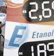 <p>Frentista abastece tanque de consumidor em São Paulo</p>  Foto: Nacho Doce / Reuters