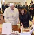 <p>Cristina Kirchner e o Papa Francisco trocaram presentes durante o encontro</p>  Foto: Reuters