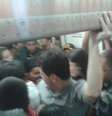 Usuários do Metrô se apertam para entrar em trem na estação Paraíso  Foto: Felipe Marques / vc repórter