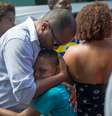 Familiares e amigos choram a morte de Cláudia da Silva Ferreira, 38 anos; segunda-feira de tristeza e revolta na Zona Norte do Rio de Janeiro  Foto: Mauro Pimentel / People&Arts