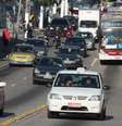 Apesar da restrição, taxistas continuavam trafegando nos corredores de ônibus em São Paulo  Foto: Luiz Claudio Barbosa / Futura Press