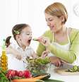 Ingerir gorduras insaturadas, como o azeite de oliva no tempero de saladas, é essencial para o bom funcionamento do organismo  Foto: Shutterstock