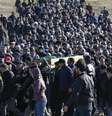 <p>Centenas de pessoas compareceram ao enterro de Rechat Ametov. Seu corpo foi achado em uma floresta a 20km de Simferopol</p>  Foto: Reuters