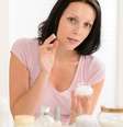 Segredinhos de beleza adotados no dia a dia podem comprometer pra valer a saúde e o visual da pele das mulheres se forem feitos de forma errada  Foto: Shutterstock