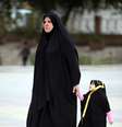Mulher iraquiana anda com sua filha em Bagdá, nesta terça-feira, 18 de março, enquanto país discute casamento infantil  Foto: AFP