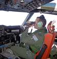 <p>Piloto da Força Aérea Real Australiana, a bordo de uma aeronave de patrulha marítima, varre a superfície do mar, perto do oeste da Península da Malásia, em 17 de março</p>  Foto: Reuters