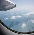 Mar visto pela janela de um avião do vietnão, envolvido nas buscas pelo Boeing da Malaysia Airlines, desaparecido há 10 dias. A área em mar e terra que está sendo rastreada na busca pelo avião é do tamanho da Austrália, disseram autoridades nesta terça-feira. 10/03/2014  Foto: Kham / Reuters
