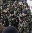 <p>Militares ucranianos em frente à sede da Marinha ucraniana em Sebastopol, na Crimeia, nesta quarta-feira, 19 de março</p>  Foto: AP