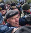 Homens pró-russos e forças do país forçam a cerca para entrar em base ucraniana em Sebastopol, na Crimeia, nesta quarta-feira, 19 de março  Foto: AP