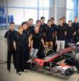 Lima (ao centro) é um dos 18 pilotos escolhidos para integrar programa da escuderia  Foto: McLaren / Divulgação