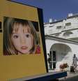Pessoas passam perto de um painel com a foto de Madeleine no resort turístico da Praia da Luz, em Portugal.  Foto: Hugo Correia / Reuters