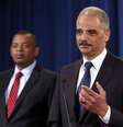 Eric Holder, Procurador-Geral dos Estados Unidos, e Anthony Foxx, Secretário dos Transportes, em uma coletiva de imprensa no Departamento de Justiça em Washington. A Toyota pagará 1,2 bilhão de dólares para encerrar uma investigação criminal sobre como lidou com reclamações de consumidores por problemas de segurança, informou o Departamento de Justiça dos Estados Unidos nesta quarta-feira. 19/03/2014  Foto: Yuri Gripas / Reuters