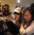 <p>Parentes chineses de passageiros do vôo desaparecido da Malaysia Airlines são bloqueados pela polícia da Malásia de entrar no centro de imprensa antes do início de uma entrevista  em um hotel perto do aeroporto intenracional de Kuala Lumpur, nesta quarta-feira, 19 de março</p>  Foto: AFP