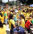 <p>Manifestantes se reuniram na praça Santos Andrade e iniciaram a Marcha em Defesa da Educação pelo Centro Cívico</p>  Foto: Rafael Azevedo Perich / vc repórter