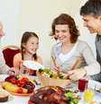 Quando os adultos comem verduras e legumes, é maior a probabilidade de a criança experimentar e consumir esses alimentos   Foto: Shutterstock