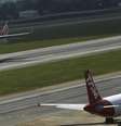 <p>Um Boeing 737-800 da Gol decola enquanto um Airbus A320 da TAM aterrisa no aeroporto de Congonhas, em S&atilde;o Paulo</p>  Foto: Nacho Doce / Reuters