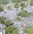 <p>Os professores protestam contra o aumento salarial de 30,9% decretado pelo Governo</p>  Foto: EFE