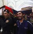 Oficiais do Iraque carregam caixão de soldado morto durante ataques na província de Ramadi, sul de Bagdá, em 2013  Foto: Reuters