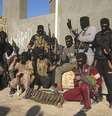 <p>Muçulmanos sunitas tiram foto mostrando armas na cidade de Falluja, escalada da violência no país matou nove mil pessoas em 2013</p>  Foto: Reuters
