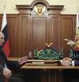 <p>Presidente russo, Vladimir Putin, fala com o ministro da Defesa, Sergei Shoigu, durante reunião no Kremlin, em Moscou, em 20 de março</p>  Foto: Reuters