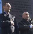 <p>Presidente interino da Ucrânia, Oleksander Turchynov, a direita, e o premiê, Arseniy Yatsenyuk, em frente ao monumento da praça central em Kiev, em 9 de março</p>  Foto: Reuters