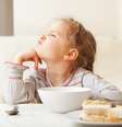 A criança pré-escolar, que está na faixa etária entre 4 e 6 anos, pode apresentar aversão a novos alimentos (neofobia), ser seletiva ou perder o apetite  Foto: Shutterstock