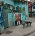 <p>Hoje à tarde, parte da favela do Mandela, no Complexo de Manguinhos, permanecia sem luz, e as aulas nas escolas da região foram suspensas, deixando cerca de 4 mil alunos em casa</p>  Foto: Mauro Pimentel / Terra