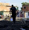 <p>Policial patrulha rua de favela em meio ao recrudescimento do conflito no Rio de Janeiro</p>  Foto: Daniel Ramalho  / Terra