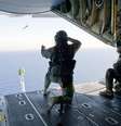 Membros da Força Aérea australiana participam tentam localizar os possíveis destroços do avião da Malaysia Airlines no Oceano Índico  Foto: Reuters