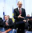 O primeiro-ministro da Ucrânia Arseniy Yatsenyuk, e o Presidente do Conselho Europeu Herman Van Rompuy - em cerimônia de acordo que aconteceu nesta sexta-feira  Foto: AP