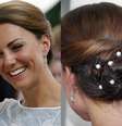 O coque feito com o cabelo dividido em duas mechas, adotado pela duquesa na Malásia, é ideal para um evento formal em que o penteado precisa se manter intacto do começo ao fim  Foto: Getty Images