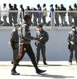 <p>Imigrantes no porto siciliano de Augusta perto de Siracusa. A Marinha da Itália resgatou mais de 4.000 imigrantes em barcos superlotados no mar Mediterrâneo, ao sul da Sicília, nos últimos quatro dias, e várias outras operações de resgate ainda estão em andamento, informaram autoridades nesta sexta-feira</p>  Foto: Antonio ParrinelloVH / Reuters
