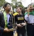 <p>Com gritos de "Fora, Lula" e "Dilma safada", cerca de 1 mil pessoas participaram da Marcha com Deus pela Família, na região central de São Paulo</p>  Foto: Ricardo Matsukawa / Terra