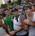 <p>Manifestantes pró e contra intervenção militar discutem</p>  Foto: Mauro Pimentel / Terra