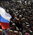 <p>Cerca de 4 mil pessoas lotaram a cidade de Donetsk, em protesto pró-Rússia</p>  Foto: Reuters