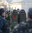 22 de março - Homens armados da Ucrânia e da Rússia são vistos numa em base área militar na cidade de Belbek, próximo à Sebastopol  Foto: Reuters