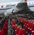 Guarda de honra recebe presidente chinês na Holanda. Xi Jinping chegou ao país neste sábado  Foto: Reuters
