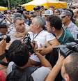 <p>Manifestante foi cercado e chamado de "comunista" e "petista" durante o evento</p>  Foto: Renato Mendes / Futura Press