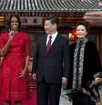 <p>À esquerda, a mãe de Michelle Obama Marian Robinson, ao lado da filha, em visita ao presidente da China Xi Jiping, e sua esposa Peng Liyuan</p>  Foto: Getty Images 