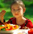 Quando a criança ou o adolescente mastiga bem a comida, o processo de digestão é facilitado e evita-se o refluxo  Foto: Shutterstock