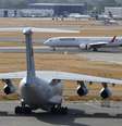 Avião chinês envolvido nas buscas pelo MH370 disse ter vistos 'vários objetos' a sudoesta da cidade de Perth   Foto: Reuters