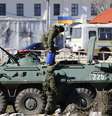 Tropas russas tomaram nesta segunda-feira uma base da infantaria marinha da Ucrânia em Feodosia, na Crimeia  Foto: Shamil Zhumatov / Reuters