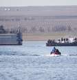 Soldados ucranianos deixaram o navio Konstantin Olshansky no lago Donuzlav, Crimeia, nesta segunda-feira  Foto: AP