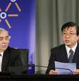 <p>Yosuke Isozaki, à direita, assessor especial do premiê japonês durante anúncio no primeiro dia de uma cúpula nuclear, em Haia, na Holanda, nesta segunda-feira, 24 de março</p>  Foto: AP