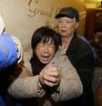 Familiares de passageiros do voo da Malaysian Airlines choram ao saber que avião caiu no Oceano Índico  Foto: Reuters