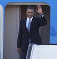 <p>Barack Obama desembarca do Air Force One em sua chegada ao aeroporto de Amsterdã, na Holanda, nesta segunda-feira, 24 de março, para discutir com outros seis líderes mundiais como punir a Rússia pela anexação da região Crimeia, incluindo a possibilidade de exclusão de Moscou do G8</p>  Foto: AFP
