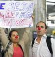 Passageira segura cartaz protestando contra abusos a mulheres nos trens do metrô de São Paulo  Foto: Dario Oliveira / Futura Press