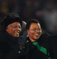 <p>Na foto, Mandela e a esposa, Graça Machel, acenam para multidão durante jogo da Copa do Mundo na África do Sul, em 2010</p>  Foto: Getty Images 