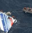 <p>Foto tirada em 8 de junho de 2009 mostra membros da Marinha do Brasil trabalhando na recuperação de restos do avião da Air France que realizou o voo 447 e caiu no Oceano Atlântico</p>  Foto: AP
