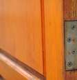 Dobradiças são o esqueleto da porta e podem durar décadas, mas para isso é preciso evitar que elas enferrujem    Foto: Shutterstock 